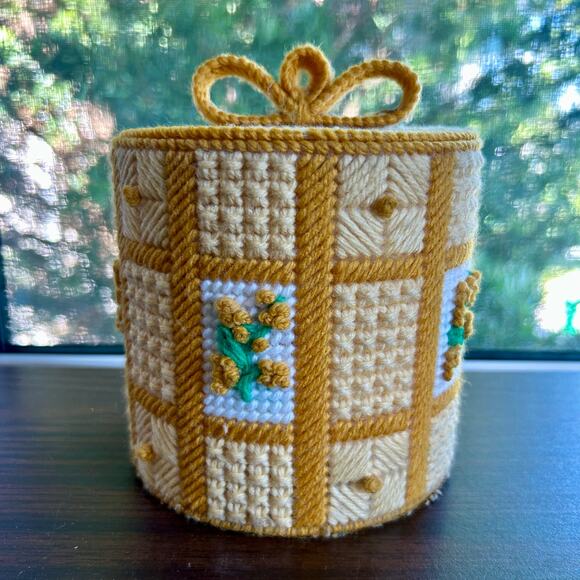Vintage 1970s Toilet Paper Holder – Handmade Plastic Canvas Yarn Cover with Lid - Picture 7 of 9